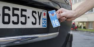 Le choix de l'identifiant départemental sur la plaque pour rappel, si le choix de l'identifiant territorial est libre il doit tout de même être cohérent entre la plaque avant et la plaque arrière de la voiture. Les Autocollants Interdits Sur Les Plaques D Immatriculation Automobile