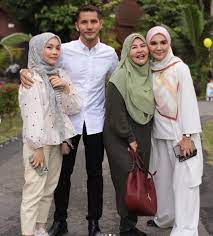 Registrieren sie sich kostenlos, um den vollständigen bericht anzuzeigen. Patut Tak Nampak Pure Melayu Anak Paling Handsome Bonda Rozita Dedah Aliff Syukri Ada Mix Panas Kini