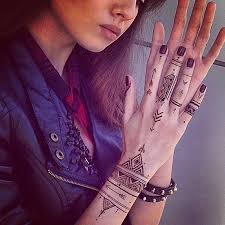 You can also check more teaching videos on facebook or twitter. Imagen Descubierto Por Q U E E N Descubre Y Guarda Tus Propias Imagenes Y Videos En We Heart I In 2020 Henna Tattoo Designs Simple Henna Tattoo Henna Tattoo Kit