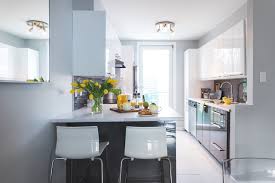 Cuisine ikea blanche avec une crédence blanche et un listel effet argent. Stephanie Fortier Design Armoires De Cuisine Ikea Grise Et Blanche Ultra Bril Contemporary Kitchen Montreal By Stephanie Fortier Design Houzz Au