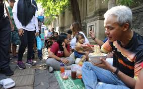 Find and follow posts tagged ganjar pranowo on tumblr. Asyiknya Ganjar Pranowo Makan Mi Ayam Sampai Dengar Musik Didi Kempot Di Cfd Solo Okezone Lifestyle