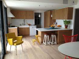 ambiance scandinave pour cette cuisine nantaise bois et blanc delinia origine de leroy merlin parquet chene huile fauteuil jau with images house design home home decor