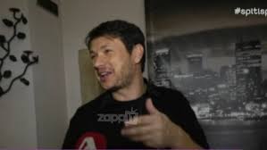 Ο γνωστός ηθοποιός νοσηλεύεται σε νοσοκομείο και ενημέρωσε τους followers του στα social media σχετικά με την κατάσταση της υγείας τους, αναρτώντας μία φωτογραφία που τον δείχνει καταβεβλημένο έχοντας οξυγόνο στη μύτη. Stayros Nikolaidhs Den Paei O Noys Sas Poso Xronwn Einai Zappit