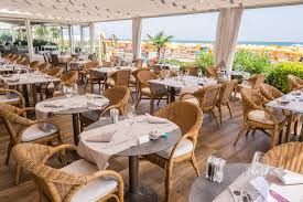 Dieser wird von einer uferpromenade mit vielen geschäften, bars und hotels gesäumt. Koch Cristian Viotto Und Das Restaurant Terrazza Sorriso Am Lido Di Jesolo Gastrosofie