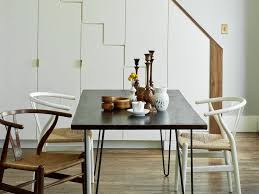 Infurn Mismatched Ch24 Y Chairs In Neutral Shades Add Character To This Cosy Inviti Decoration De Table Originale Table A Manger Moderne Espaces De Stockage