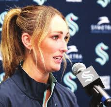 Jessica Leet's Instagram, Twitter & Facebook