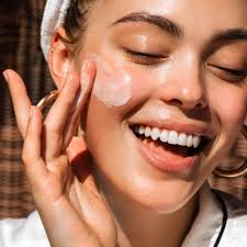 Did you know that medical grade sunscreen protects you against harmful rays  from our computer screens + phones that speed up the aging process and  increase your risk for skin cancer? ⠀