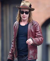 Jul 18, 2021 · before mila kunis and aston kutcher made us believe in love again, and before macaulay culkin changed his life around by marrying brenda song and having a baby, kunis and culkin were in a relationship of their own. Gesund Sexy Macaulay Culkins Neuer Haarschnitt
