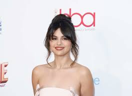Selena gomez ungeschminkt so schön zeigt sich die sängerin und macht sich gleich über ihren ex lustig. Selena Gomez Zeigt Ihre Operationsnarbe Auf Instagram