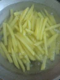 Setelah setengah jam lalu ditiriskan pada wadah yang kering lalu ditaburi dengan. Cara Buat French Fries Homemade Yang Rangup Tanpa Pengawet Sesuai Untuk Anak Anak