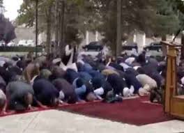 قبيل كلمة للرئيس أشرف غني وأثناء تأدية صلاة العيد. Ø³Ù‚ÙˆØ· 3 ØµÙˆØ§Ø±ÙŠØ® Ø¨Ø§Ù„Ù‚Ø±Ø¨ Ù…Ù† Ø§Ù„Ù‚ØµØ± Ø§Ù„Ø±Ø¦Ø§Ø³ÙŠ Ø¨Ø£ÙØºØ§Ù†Ø³ØªØ§Ù† Ø®Ù„Ø§Ù„ ØµÙ„Ø§Ø© Ø¹ÙŠØ¯ Ø§Ù„Ø£Ø¶Ø­Ù‰ Ø§Ø«Ù†Ø§Ø¡ Ø­Ø¶ÙˆØ± Ø§Ø´Ø±Ù ØºÙ†ÙŠ ÙˆØ·Ø§Ù„Ø¨Ø§Ù† ØªÙ†ÙÙŠ Ù…Ø³Ø¤ÙˆÙ„ÙŠØªÙ‡Ø§ ÙˆØªÙ†Ø¸ÙŠÙ… Ø§Ù„Ø¯ÙˆÙ„Ø© Ø§Ù„Ø¥Ø³Ù„Ø§Ù…ÙŠØ© ÙŠØªØ¨Ù†Ù‰ Ø§Ù„Ù‡Ø¬ÙˆÙ… ÙÙŠØ¯ÙŠÙˆ Ø±Ø£ÙŠ Ø§Ù„ÙŠÙˆÙ…