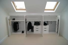 1001 Idee Pour Un Dressing Sous Pente Gain De Place Dressing Sous Pente Dressing Sous Combles Meuble Sous Pente