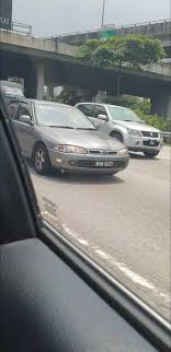 Bahaya benarkan anak masih kecil bawah kereta. Tak Ada Otak Ke Bapa Biarkan Anak Kecil Pandu Kereta Di Lebuhraya