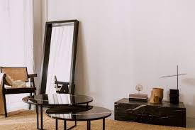 Er zijn vele stijlen van zowel indoor als outdoor tafels met marmeren bladen. Marble Coffee Table Set Round Black Aime Te