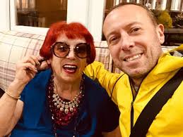 Kiệt quệ vì cô đơn: Những tấm hình thể hiện rõ nhất thực tại đáng sợ của sự  chia ly vì đại dịch suốt 1 năm qua