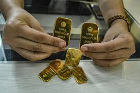 Emas dinilai juga sebagai produk investasi yang rendah risiko, sebab harga emas tidak terpengaruh oleh kenaikan inflasi. Update Harga Emas Hari Ini 13 November 2020 Antam Dua Gram Rp1 968 000 Di Pegadaian Pikiran Rakyat Com