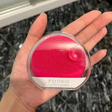Luna play plus takes everything you love about the tiny but mighty luna play and adds that little extra plus you need for a perfect complexion. Foreo Luna Play Plus Fuchsia Pink Cleanser Device Health Beauty Face Skin Care On Carousell