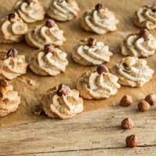 Saftige Kokosmakronen So Gelingen Sie Dir Ganz Einfach Einfache Kokosmakronen Makronen Kekse Backen Rezept