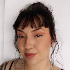 Herdeira 'revolucionária' cobra aluguel da tia na Justiça