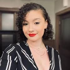 Elisha Devine's Instagram, Twitter & Facebook