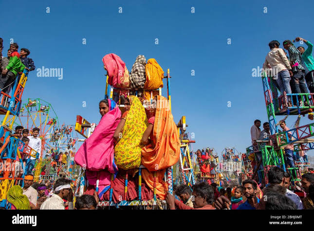 Jhabua / India 5 January 2020 Indian bhil tribal young girls enjoying ride on human powered ferris wheel during bhagoria festival at para Jhabua dist Stock Photo - Alamy