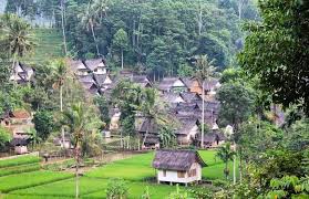 Kampung naga terletak di desa neglasari, kecamatan salawu, kabupaten tasikmalaya, provinsi jawa barat. Mengenal Sejarah Kampung Naga Di Tasikmalaya Terapkan Konsep Hidup Sunda Buhun Pikiran Rakyat Tasikmalaya