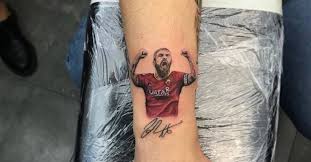 Il braccio sinistro ormai è completamente ricoperto, su tutto il fianco sinistro ha una geisha molto grande ma quello più conosciuto è certamente il disegno del teletubbies sul braccio destro. Daniele De Rossi Tattoos Tattoofilter