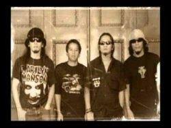 C f ku coba lari dan lupakan c f menatap jauh tinggalkan angan dm c g tapi apa yang kerap terjadi dm c g bayangmu hadir di sini c f c f. Chord Dan Lirik Lagu Maaf Jamrud Kunci Gitar Dasar C Sekian Lama Kau Menghindar Tribun Manado