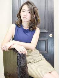 30代40代50代ミセスママエレガントくびれ大人パーマミディアム 24時間いつでもweb予約ok ヘアスタイル10万点以上掲載 お気に入りの髪型 人気のヘアスタイルを探すならkirei style キレイスタイル で ミセス 髪型 パーマ 髪型