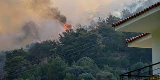 Δύσκολη η κατάσταση στη σάμο με την φωτιά να καίει ανεξέλεγκτα και να υπάρχουν διάσπαρτες εστίες. Q Tqn Ekni1vym