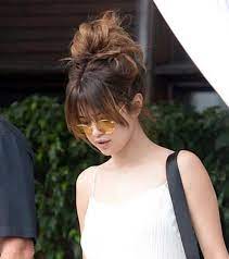Selena Gomez Short Hair Messy Bun Selena Gomez Short Hair Selena Gomez Hair Short Hair Styles