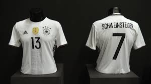 Die frankreich trikots für die em 2021 werden vom amerikanischen hersteller nike angefertigt. Em 2016 Die Neuen Em Trikots Farben Hersteller Und Aussehen Augsburger Allgemeine
