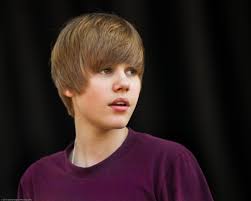 Seine erste single one time stieg in die charts von einem dutzend ländern ein und im selben jahr, 2009, veröffentlichte er auch sein erstes album my world, von dem 7 seiner direkten singles zu den billboard hot 100 kamen. Justin Bieber