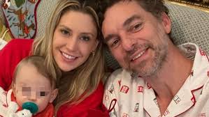 Pau Gasol comparte su espectacular álbum navideño junto a su mujer Cat y  sus dos hijos