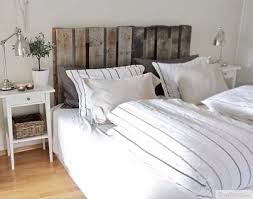 Parmi tous les types de meubles en palette, la tête de lit est certainement l'élément le plus après toutes ces différentes étapes, votre tête de lit en palettes est bel et bien terminée. Faire De La Deco Avec Des Palettes Meme Pas Peur Imane Magazine