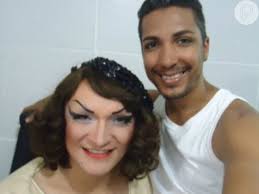 Foto: Deena Love posa com Jandir, o seu companheiro há dois anos e também  responsável pela maquiagem e figurino da drag queen