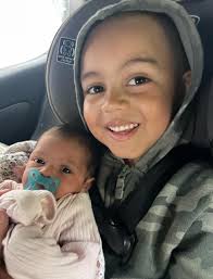 How to find someone to make realistic cakes for a birthday celebration?