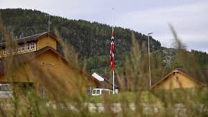 En politibetjent som ikke var på jobb, kom fredag tilfeldig over en mengde eksplosiver like utenfor tunnelen ved hallingporten i flå. Fuhiwwxghsanmm