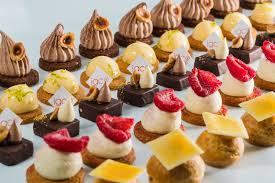 Gouter A Nos Patisseries En Boutique Visiter Notre Laboratoire Creatif En Petit Groupe De Gourmands Ca Vo Patisserie Chocolat Patisserie Boutique Patisserie
