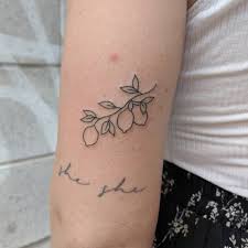 Mellow Pokes On Instagram Matchy Lemon Tattoos For Madeleine And Alex Stickandpoke In 2020 Inspirierende Tattoos Kleine Tattoos Kleines Tattoo