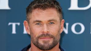 Chris Hemsworth, il red carpet più dolce con Elsa Pataky e i gemelli in  smoking