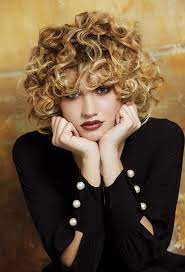 Le Bob Des Annees 90 Photo Intercoiffure France C D R Cheveux Coiffure Coiffeur Boucles Kapsels Krullende Kapsels