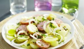 Epluchez Les Pommes De Terre Coupez Les En Rondelles Dans 1 Litre D Eau Bouillante Faites Salade Pomme De Terre Salade Pomme Pommes De Terre A La Lyonnaise