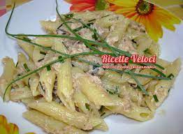 Insalata di spaghetti al caviale ed erba cipollina, 1985 # facile # gualtiero marchesi # cucina creativa e' un piatto di gualtiero marchesi, piatto rivoluzionario soprattutto perché in quegli anni la pasta secca, non era presente nella cucina dei grandi cuochi. Penne Con Salmone Ed Erba Cipollina Ricette Veloci Di Tania