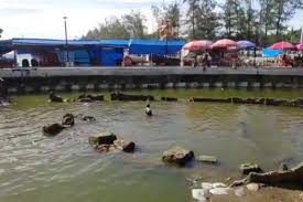 Tempat ini biasa dijadikan objek untuk berfoto ria bagi para wisatawan. Mengenal Pantai Air Manis Lokasi Batu Malin Kundang Yang Viral Halaman All Kompas Com
