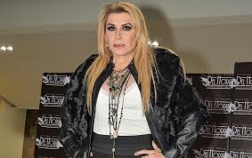 Muere la cantante Dulce a los 69 años tras complicaciones de salud | Us Weekly