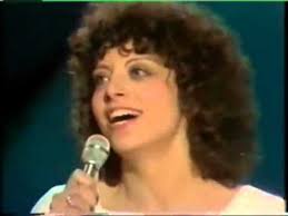 Le chanteur du groupe italien måneskin, qui a remporté l'eurovision 2021, va se soumettre à un l'italie, qui caracolait en tête des favoris, a remporté le concours musical eurovision 2021, devant la. Eurovision 1975 France Nicole Rieu Et Bonjour A Toi L Artiste