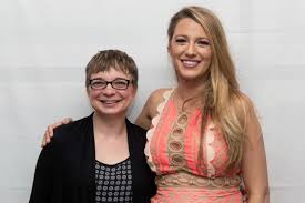 The shallows clips + trailer (2016)still reeling from the loss of her mother, medical student nancy adams (blake lively) travels to a secluded beach for. Blake Lively Unser Hai Ist Der Ron Jeremy Der Haie Best Of Entertainment Goldene Kamera