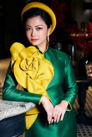 Áo dài 2 lớp tà được phối với quần ôm. Kiá»u Anh Khoe Dang Vá»›i Ao Dai Táº¿t Vnexpress Giáº£i Tri