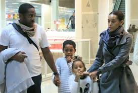 Os atores taís araújo e lázaro ramos decidiram colocar a mansão deles à venda no valor de r$ 5,9 milhões. Tais Araujo E Lazaro Ramos Sao Fotografados Com Filhos Em Aeroporto Quem Quem News